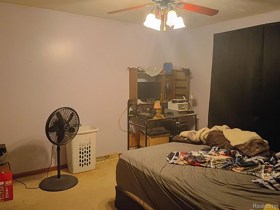 5th image of 424 Maple St