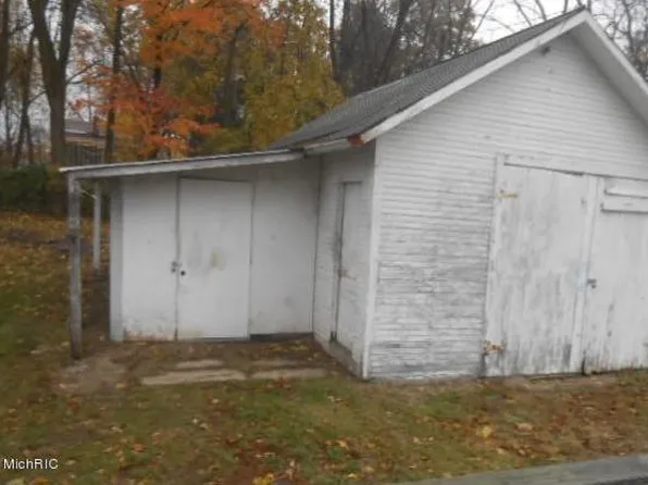 420 Chestnut St, Dowagiac, MI 49047