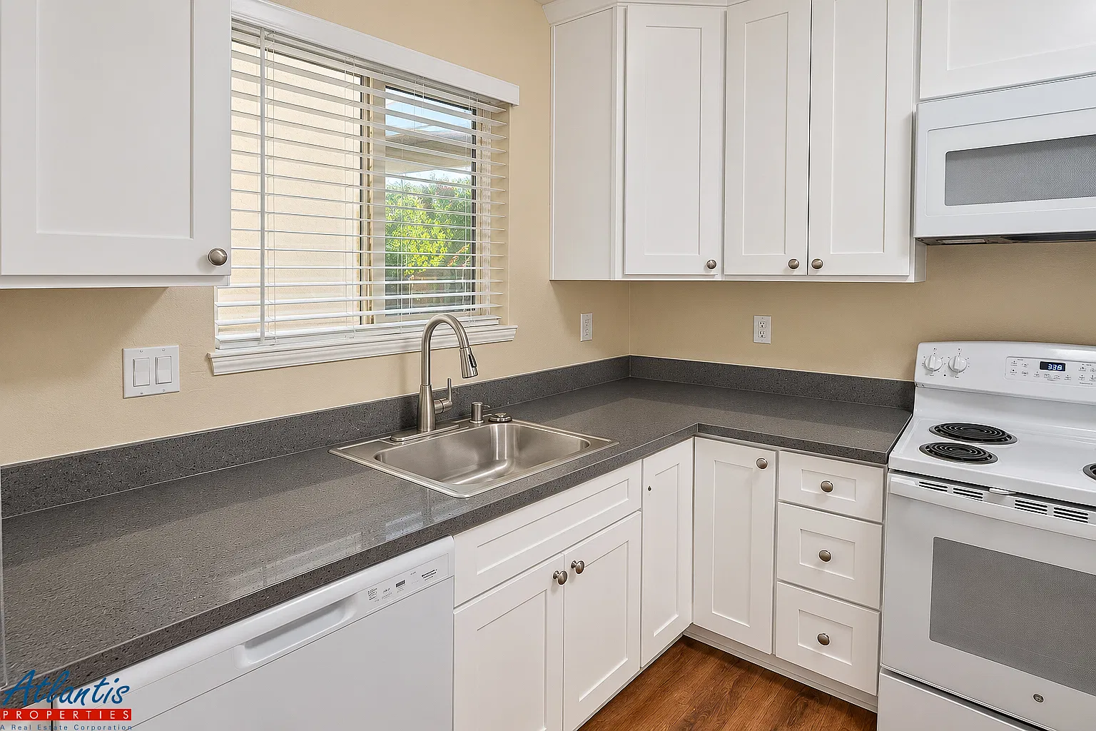3 bed, 1.5 bath, 1215 sqft, $3,695 — Photo 2