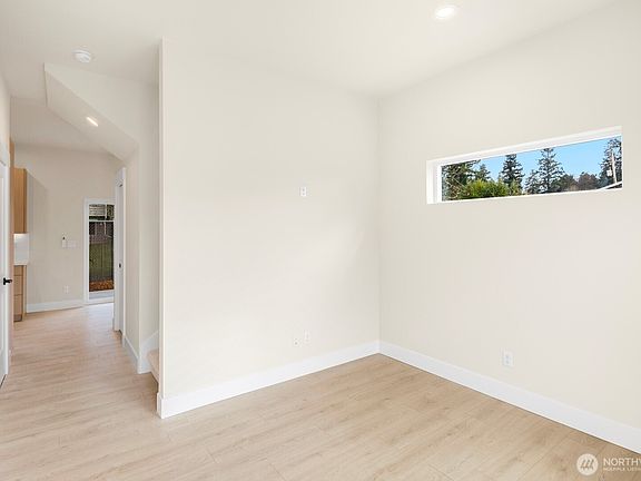 5th image of 910 S 138th Street #B