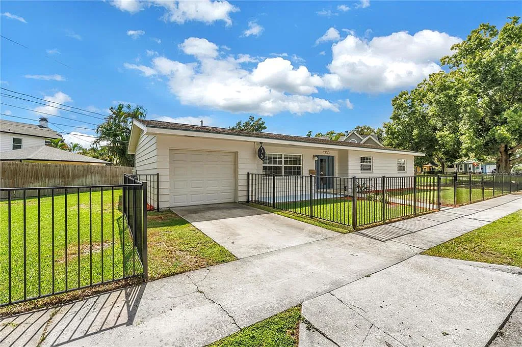 3 bed, 2.0 bath, 1230 sqft, $4,300 — Photo 1