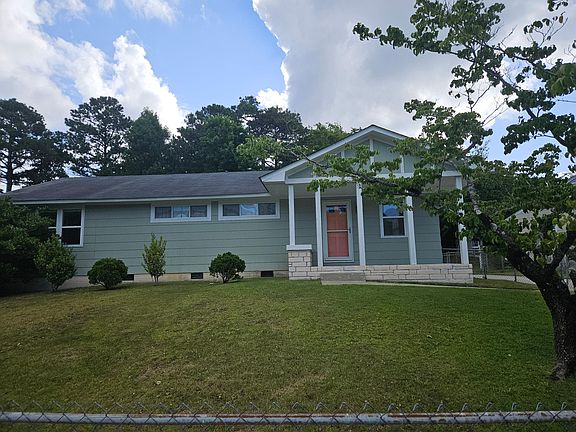 642 W Broad St Swansboro, NC
4 Bedroom, 2 Bath, fenced yard, Front porch, covered back deck, Lawn Care Provided Paved Driveway. Storage building.
