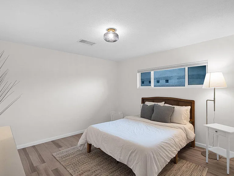 1635 E Oak St — Photo 8