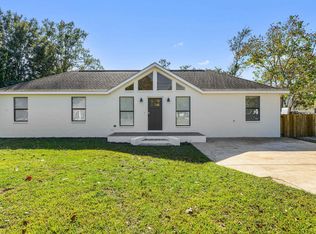 135 Lakewood Dr, Waveland, MS 39576