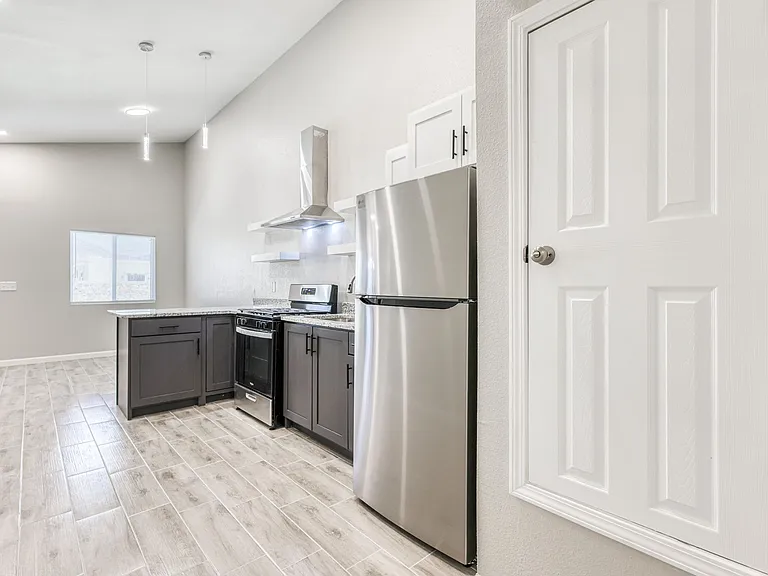 10028 Cross St — Photo 15