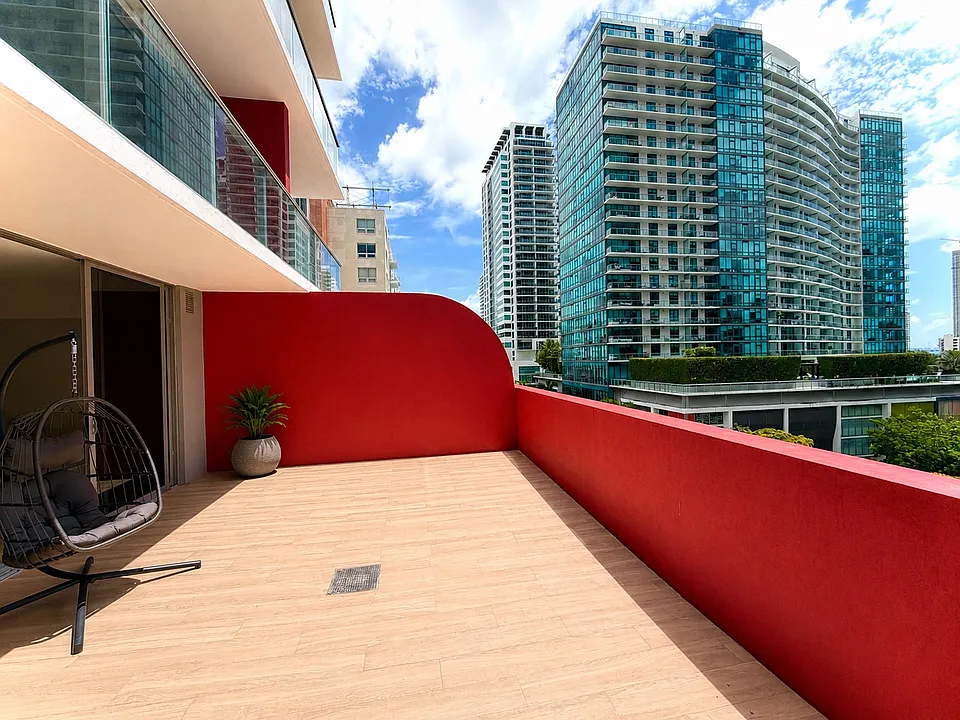 90 NE 32nd St #611