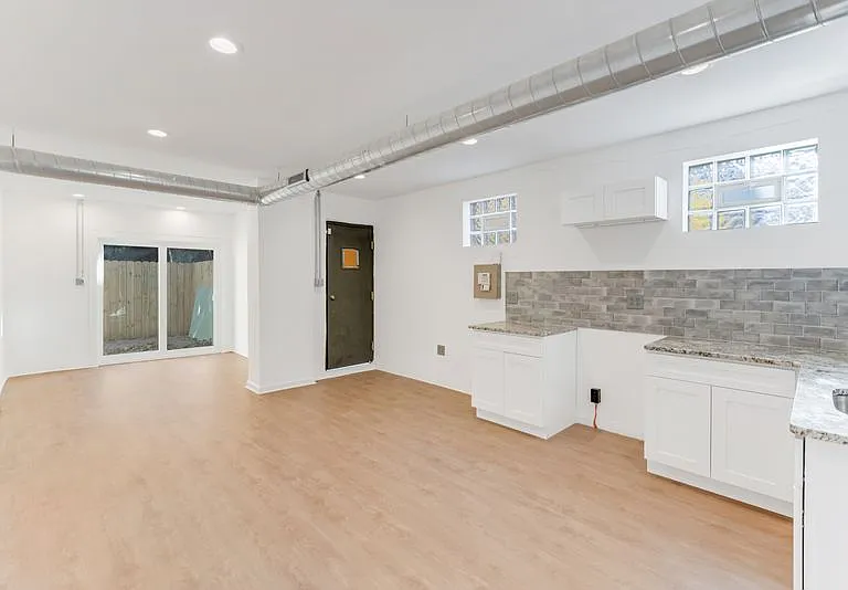 308 W Queen Ln #A06 — Photo 5