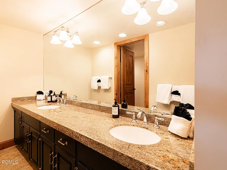 1525 Lakeside Cir — Photo 40
