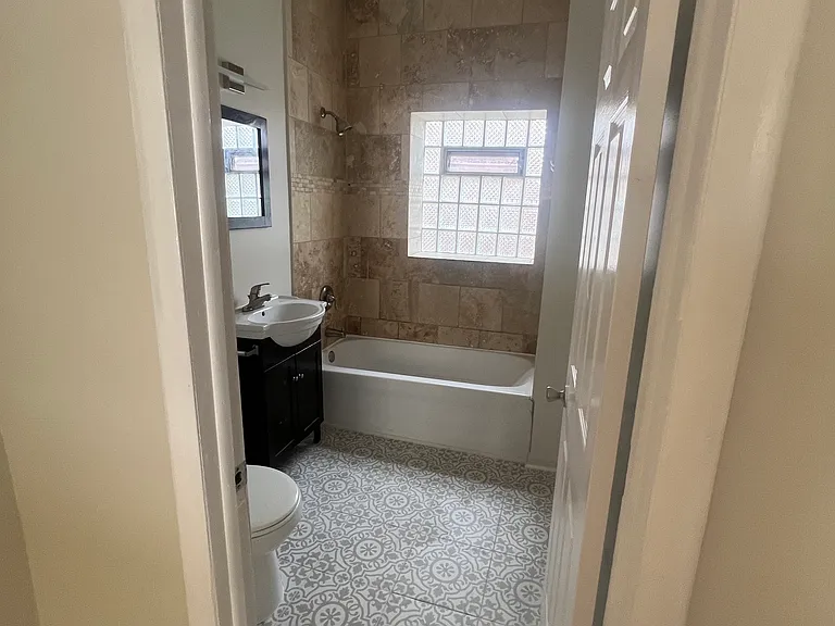 1052 N Avers Ave #1F — Photo 13