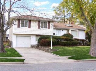 9 Lesley Ln, Old Bethpage, NY 11804