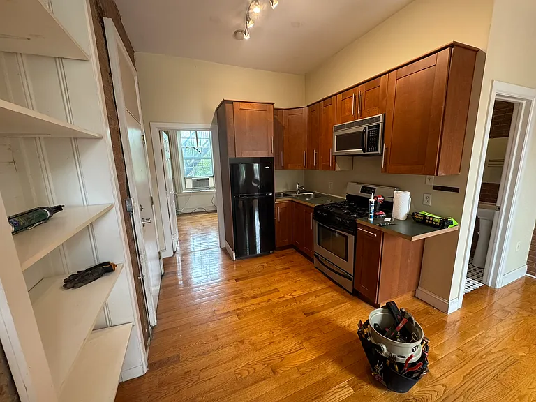 213 E King St #5 — Photo 4