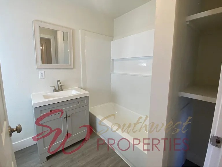 406 E Broadway St — Photo 3