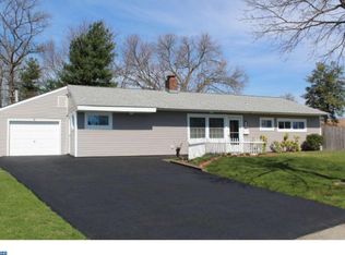 51 Serpentine Ln, Levittown, PA 19055