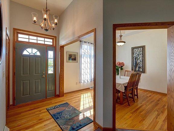 3rd image of 214 Hunters Glen Ln