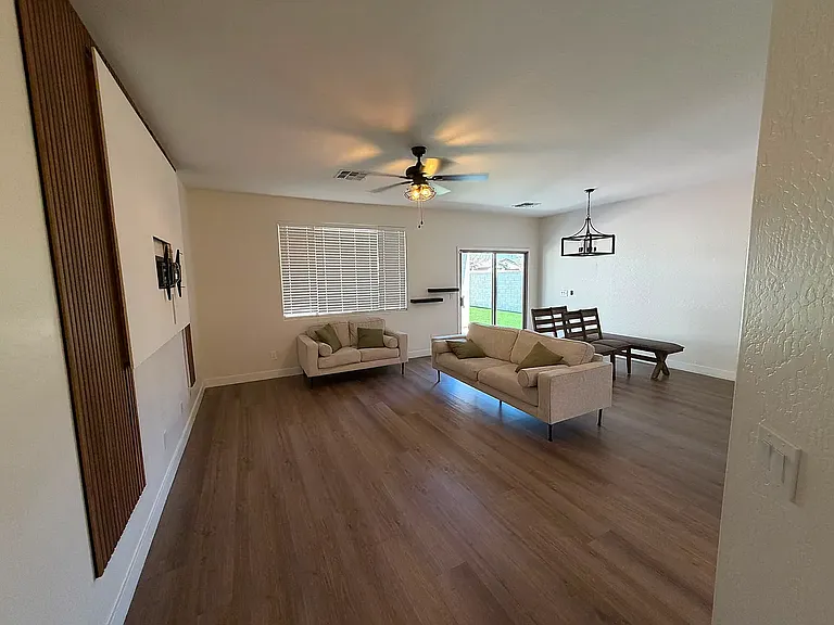 4617 N 95th Dr — Photo 2