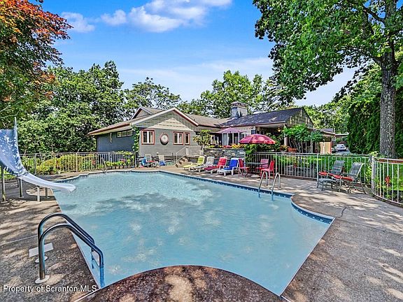 3rd image of 301 Conroy St