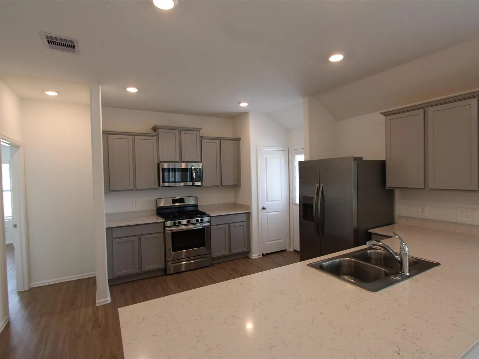 3 bed, 2.0 bath, 1701 sqft, $1,895 — Photo 4