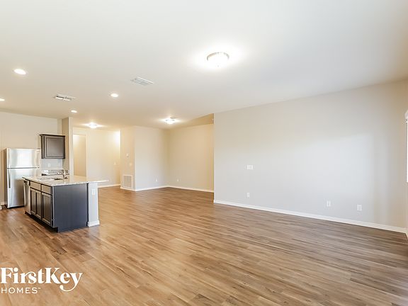 4th image of 296 W Powell Dr