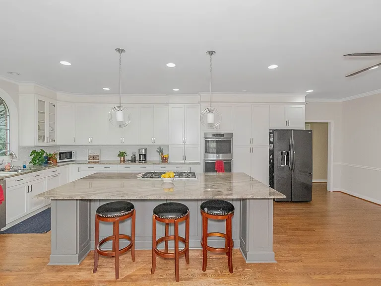 1450 Hillcrest Hts — Photo 4
