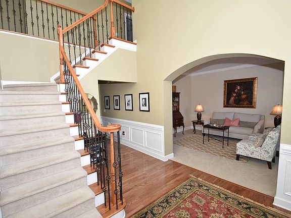 2nd image of 901 Carisbrooke Ln