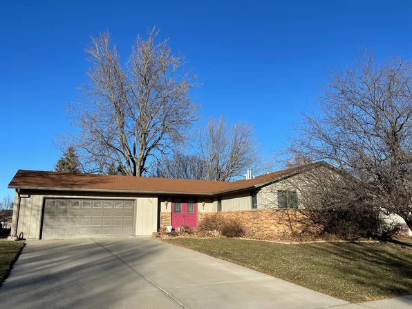 1126 Maplewood Dr, Worthington, MN 56187