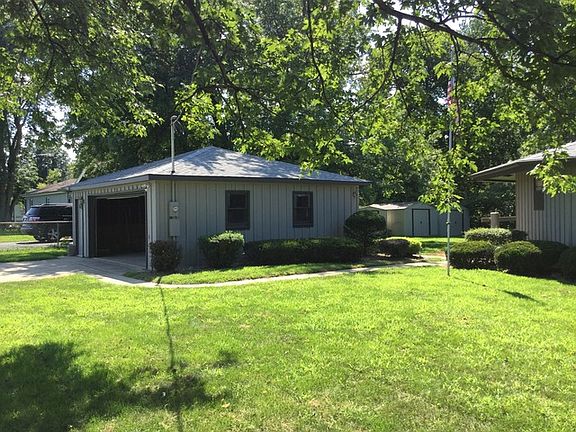 2nd image of 127 S Oak Acre Dr