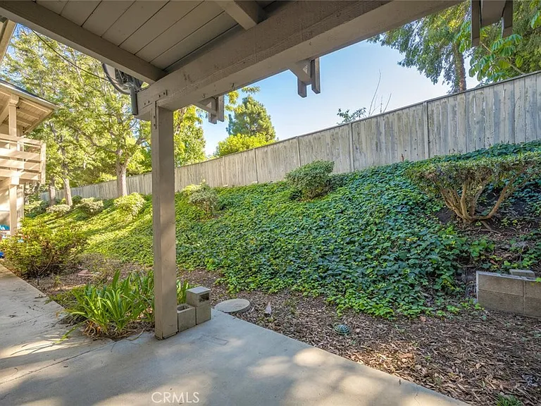 23732 Hillhurst Dr — Photo 9