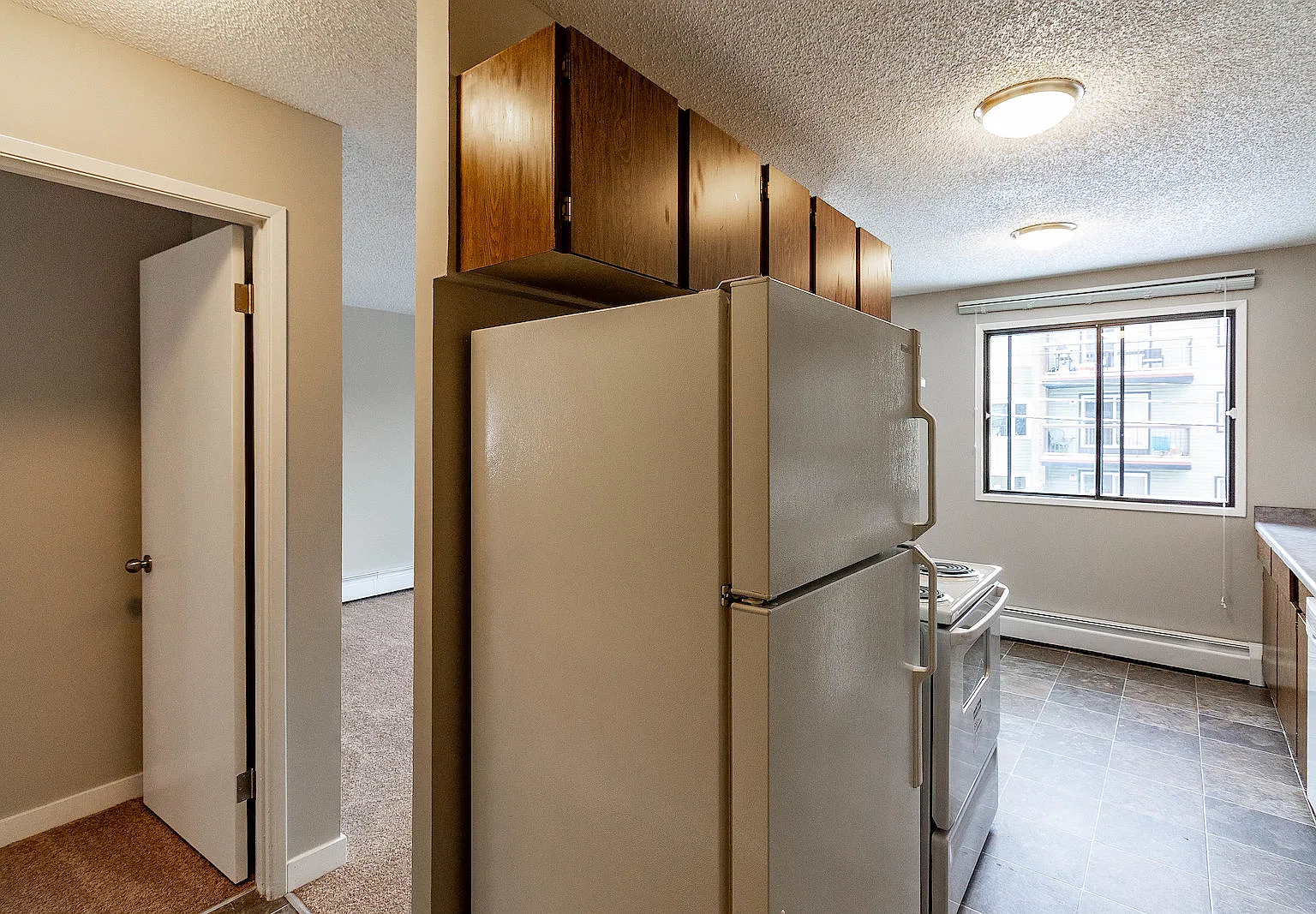 BRIGHT and AIRY Sunalta 1 Bed/1 Bath w/ Dishwasher! STEPS to the LRT! — Photo 4