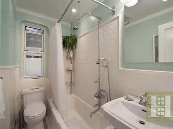 225 West 25th Street image 1 of 5