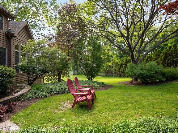 3rd image of 6 Woodmere Ter