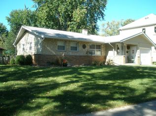 102 Wildwood Rd, Elk Grove Village, IL 60007