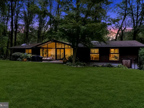 564 Pugh Rd, Wayne, PA 19087