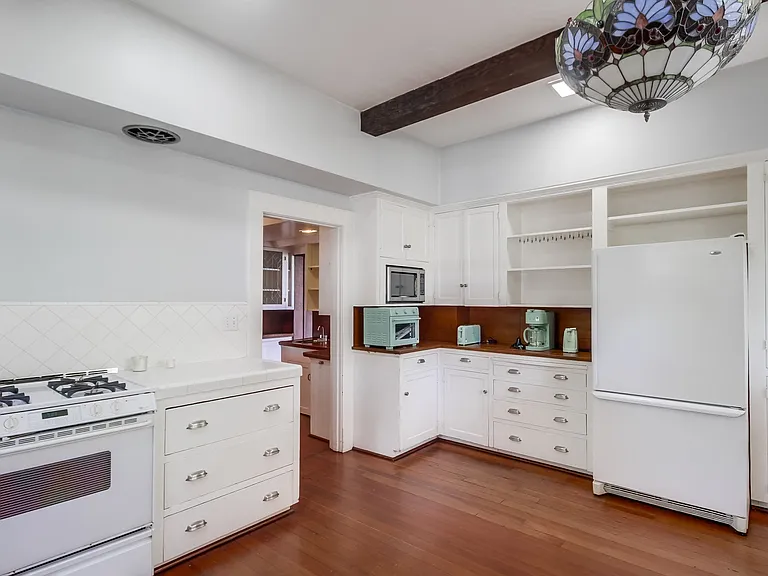 1005 Adella Ave — Photo 10