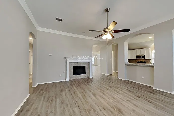 3 bed, 2.0 bath, 2247 sqft, $2,540 — Photo 3