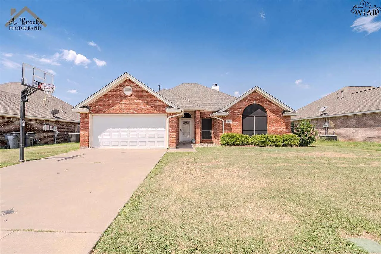4 bed, 2.0 bath, 1644 sqft, $2,350 — Photo 1
