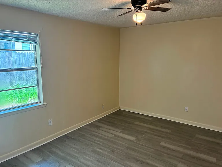 292 W Claiborne St — Photo 23