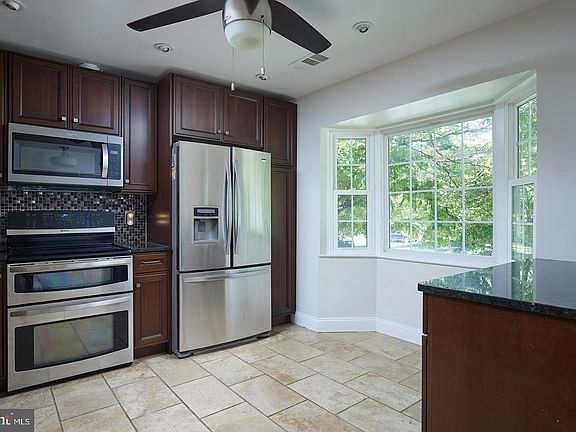 3rd image of 124 Barnsfield Ct