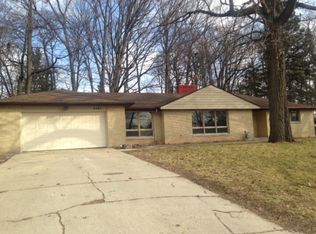 2401 Hillside Ln, Green Bay, WI 54302