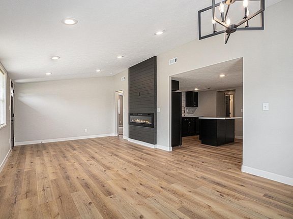 4th image of 822 W Donaldson Ave