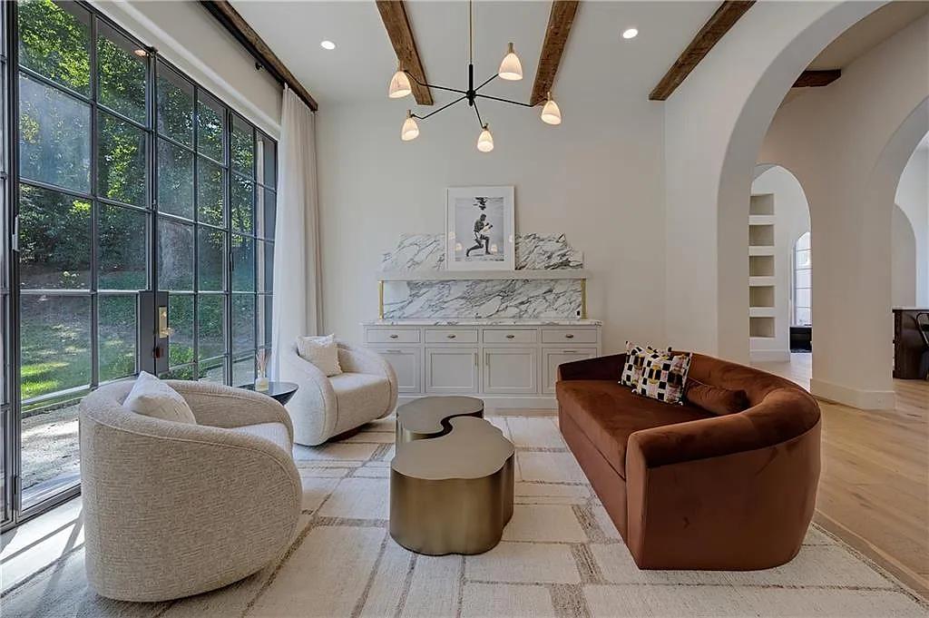 6 bed, 9.0 bath, 11000 sqft, $50,000 — Photo 3