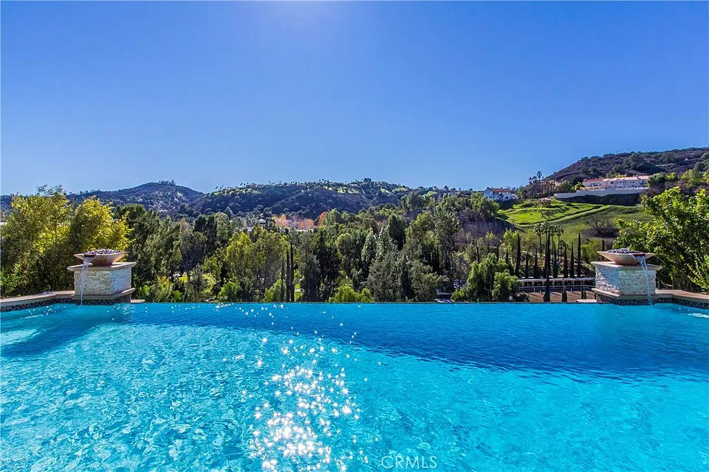 6 bed, 6.5 bath, 10876 sqft, $85,000 — Photo 3