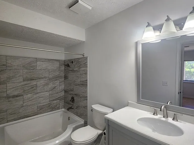 4900 Spring Lake Dr #D — Photo 11