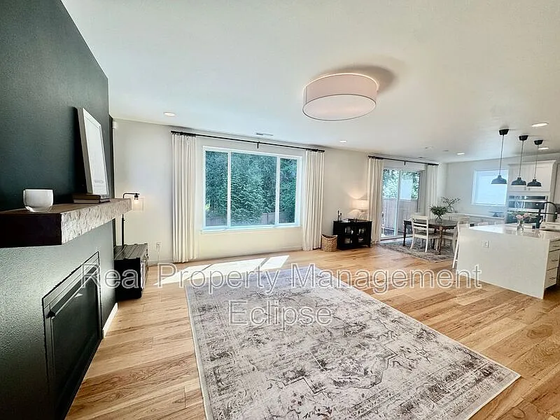 5 bed, 3.0 bath, 2691 sqft, $3,700 — Photo 3
