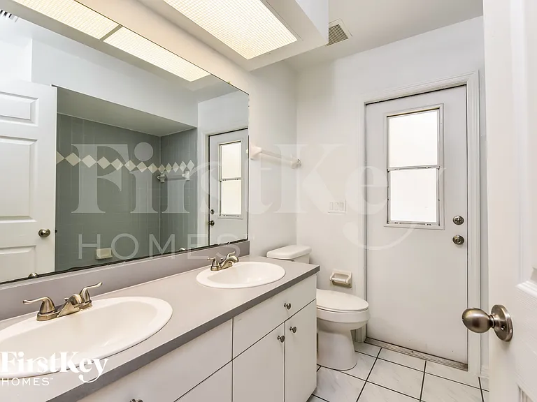 633 SW 9th Ave — Photo 12