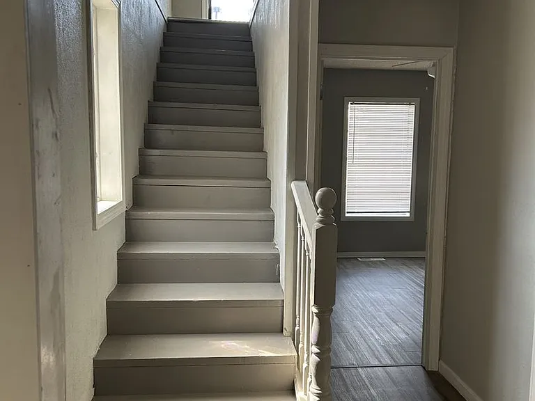 405 W 5th St — Photo 8