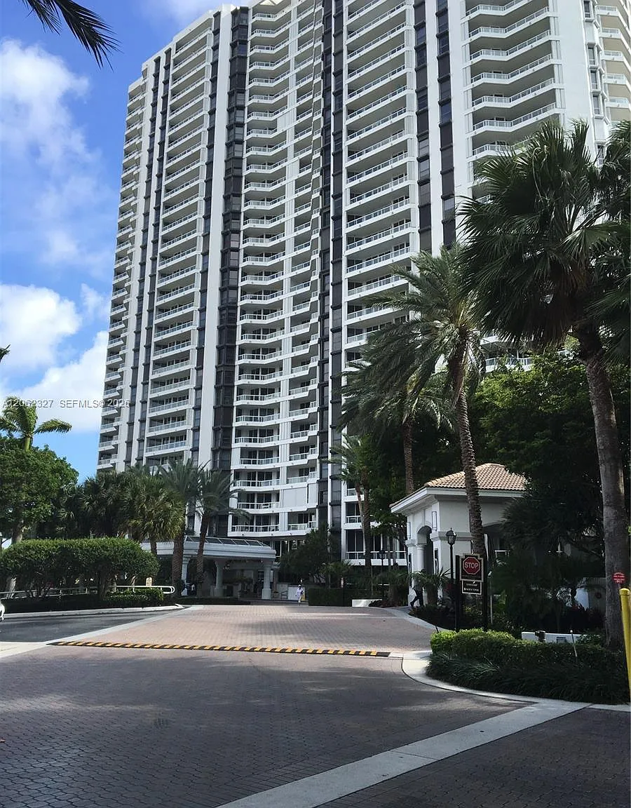 South Tower At The Point — Photo 1