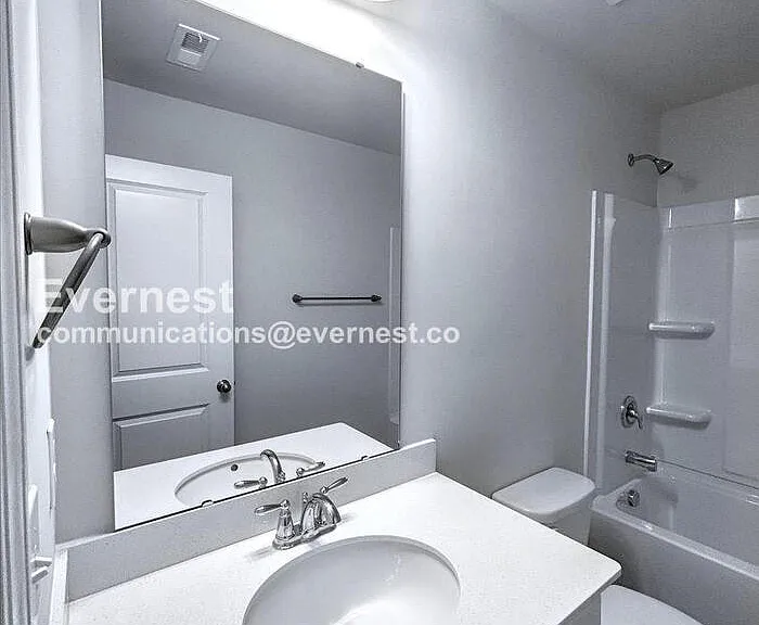 233 W Grover St — Photo 12