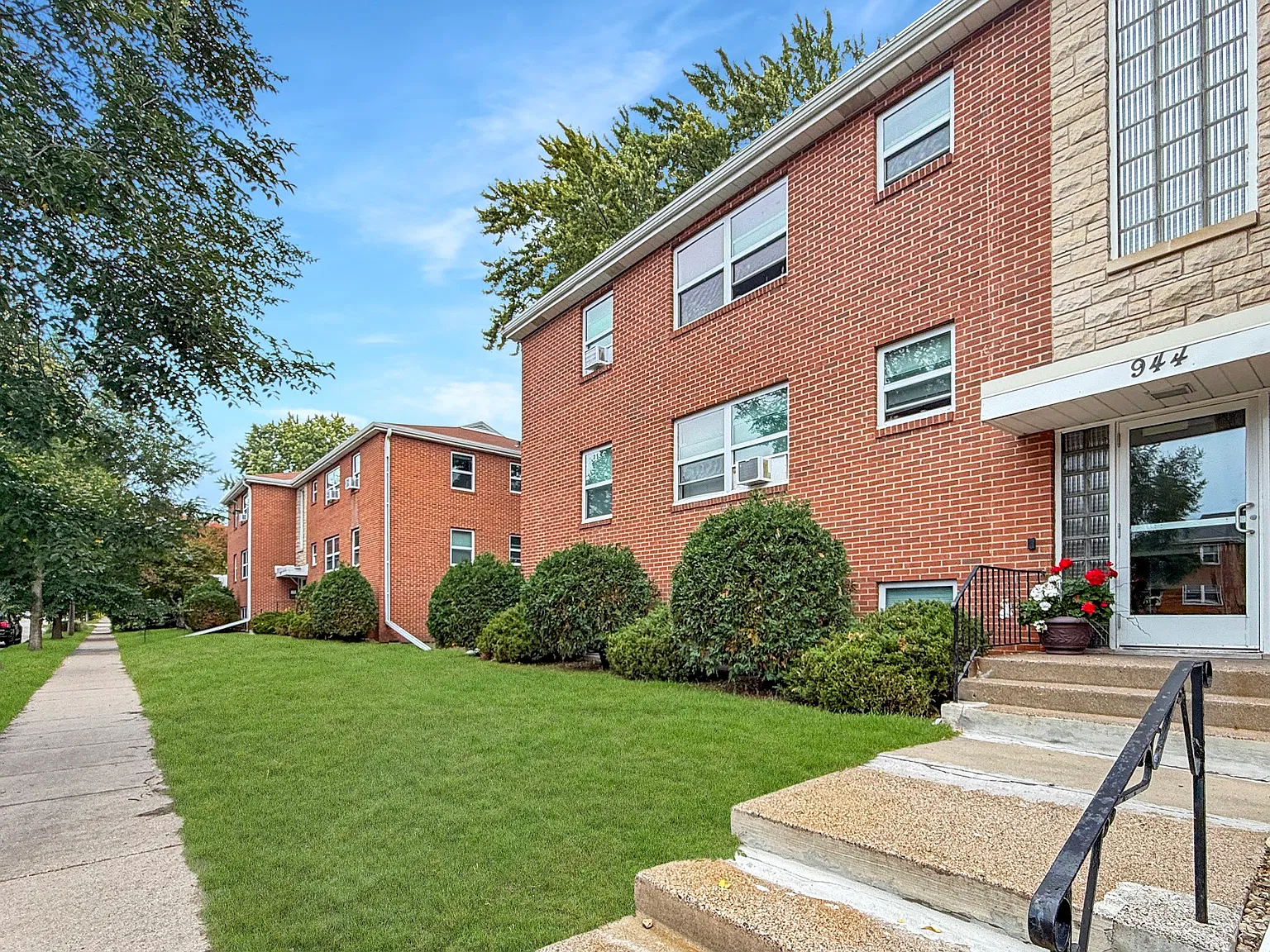St Paul Avenue Apartments — Photo 1