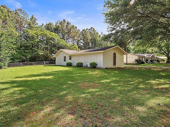3rd image of 318 Bellevue Cir
