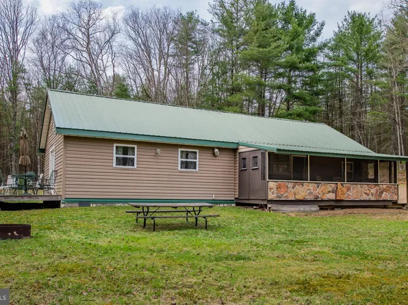 220 Gillens Rd, Mill Hall, PA 17751